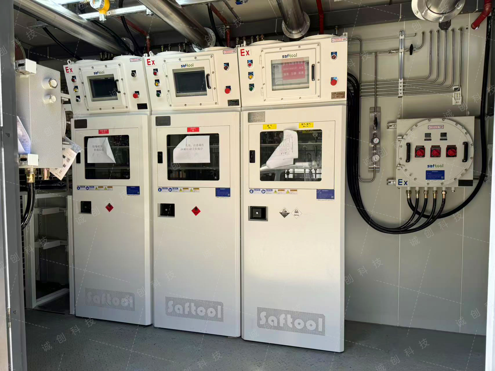 易燃易爆移動氣站中的3臺特氣柜（正面照)
