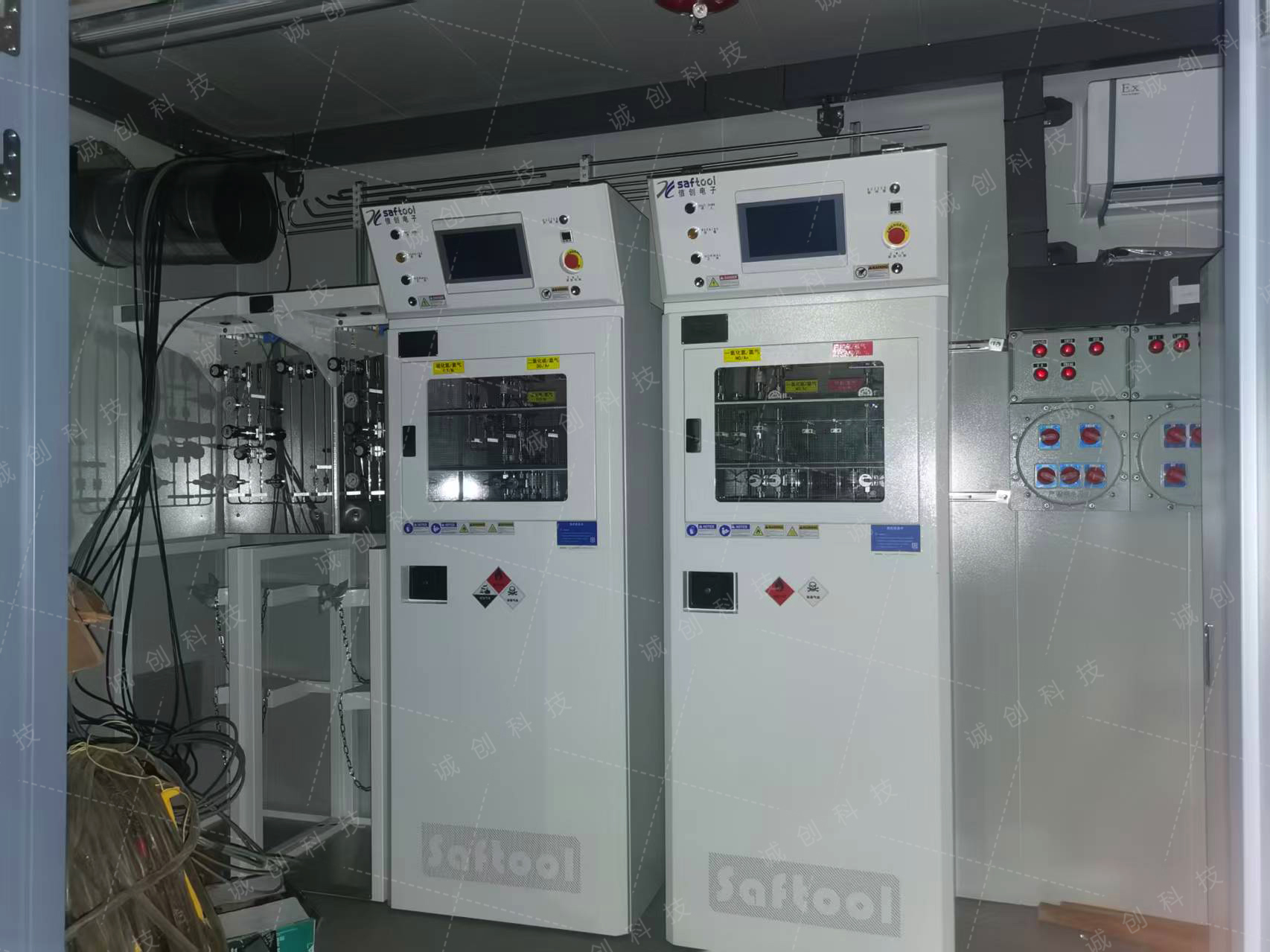 毒腐氣體的兩臺特氣柜